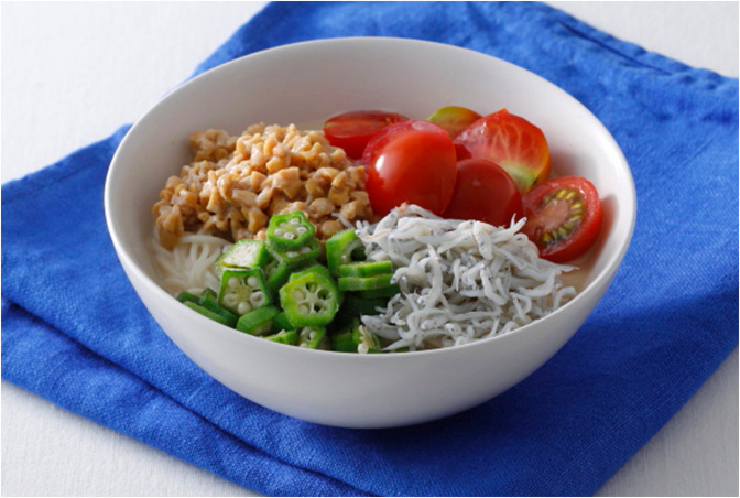 納豆と夏野菜の豆乳そうめん